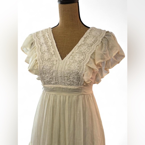 Elegant Cream Maxi Dress - Picture 2 of 5